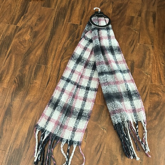 Large Scarf - Picture 2 of 3